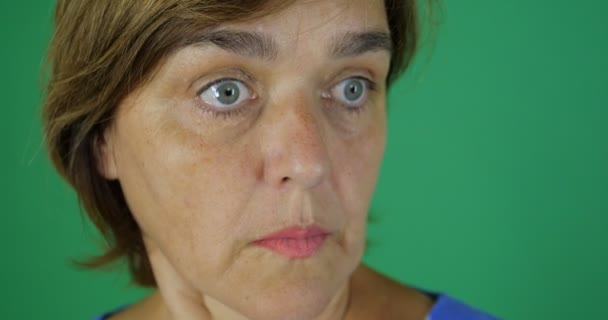 Rehellinen nainen näyttää yllättyneeltä, hänen silmänsä ovat pyöristetyt, hidasliikkeiset
 - Materiaali, video