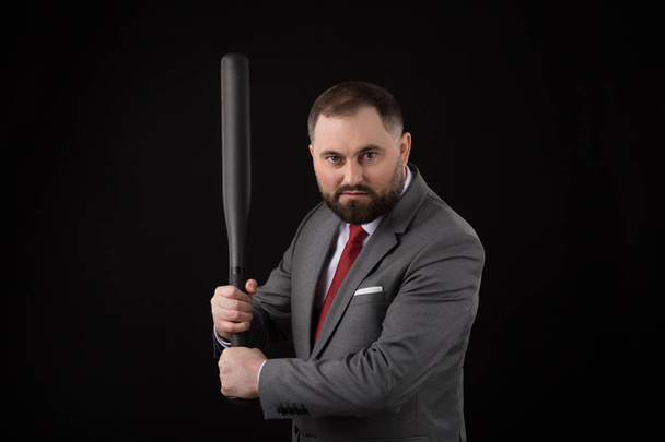 бородатый человек в костюме и красный галстук с бейсбольной битой
 - Фото, изображение