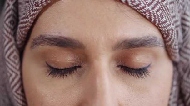 Közel-keleti nő csukott szemmel. - Felvétel, videó