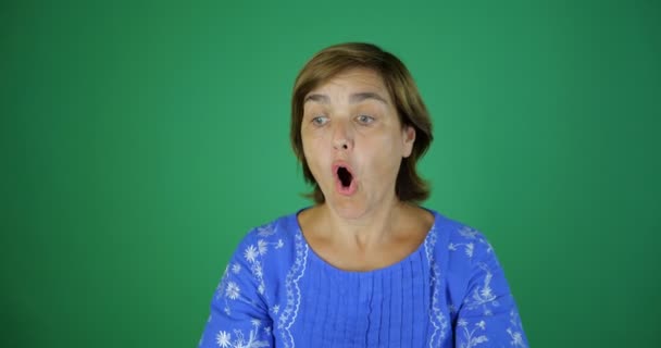 4k-egy nő kinyitja a száját a szorongás, hozza a kezét, hogy állát - Felvétel, videó