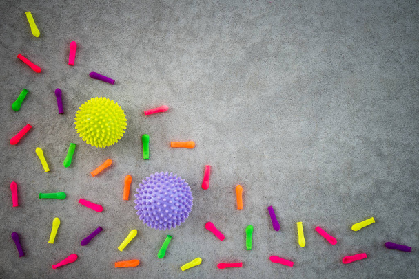 Beton arka planda renkli balonlar ve kauçuk toplar - Fotoğraf, Görsel