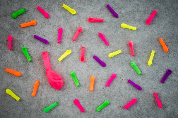 Balões coloridos sobre fundo de concreto
 - Foto, Imagem