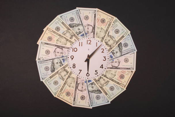 Koncept hodin a dolaru. Hodiny na mandalkaleidoskopu od peněz. Abstraktní peněžní pozadí rastrový vzor opakování mandaly kruh. - Fotografie, Obrázek