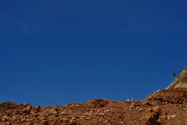 Χώμα πάνω από μπλε και νεφελώδες φόντο ουρανού - Φωτογραφία, εικόνα