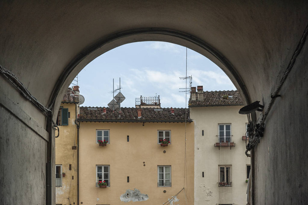 Lucca (Toszkána, Olaszország), a híres középkori tér néven ismert Piazza amfiteátrum - Fotó, kép