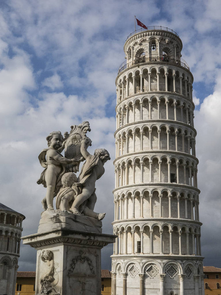 Leaning Tower of Pisa in Tuscany, Piazza dei Miracoli, a UNESCO World Heritage Site - Pisa, Tuscany, Italy - Foto, afbeelding