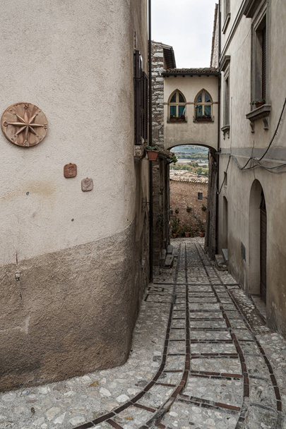 Espectacular callejón medieval tradicional italiana en el centro histórico de la hermosa ciudad de Spello (Perugia), en la región de Umbría - centro de Italia
 - Foto, imagen