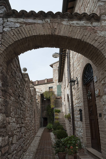 Espectacular callejón medieval tradicional italiana en el centro histórico de la hermosa ciudad de Spello (Perugia), en la región de Umbría - centro de Italia
 - Foto, imagen