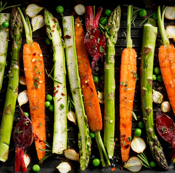 Gemüse grillen, rohes Gemüse, das mit dem Zusatz von Olivenöl, Kräutern und Gewürzen auf dem Grillteller zubereitet wird. gesundes Ernährungskonzept, veganes Essen - Foto, Bild