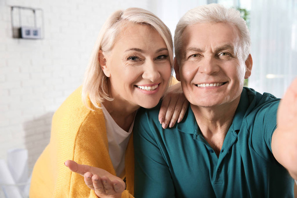Ältere Paare mit Video-Chat zu Hause, Blick aus der Web-Kamera - Foto, Bild