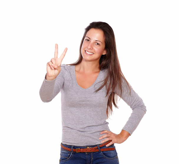 Señorita sonriente mostrando señal de victoria con sus dedos
 - Foto, Imagen
