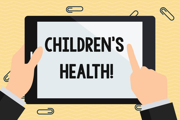 子供Sが健康であることを示す概念的な手書き。ビジネスフォトテキスト子供の状態は、病気や病気から自由であることの手を持って触れる色のタブレットホワイトスクリーン. - 写真・画像