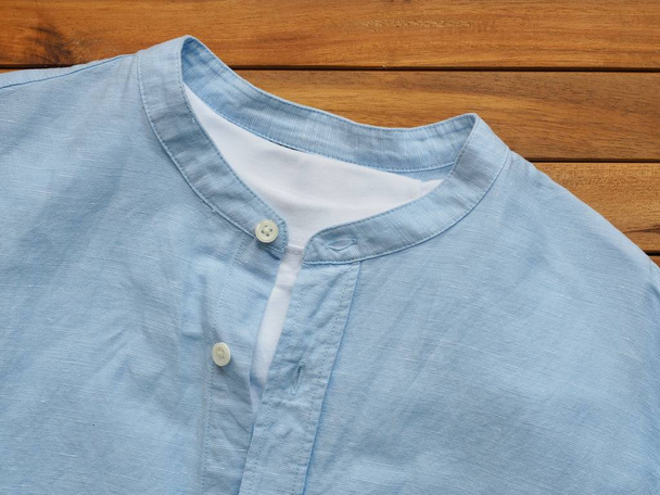 Μπλε λινό πουκάμισο, καλοκαιρινά ρούχα - Φωτογραφία, εικόνα