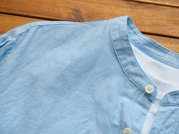 Μπλε λινό πουκάμισο, καλοκαιρινά ρούχα - Φωτογραφία, εικόνα