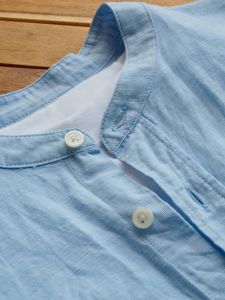 Camisa de lino azul, ropa de verano
 - Foto, Imagen