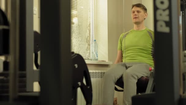 The man in the gym. Fitness. Healthy lifestyle - Filmagem, Vídeo