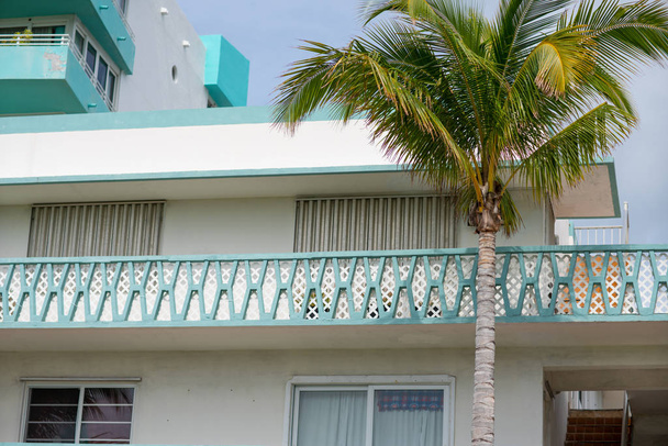 Stock image Miami arkkitehtuuri palmulla vanha huoneisto buil
 - Valokuva, kuva
