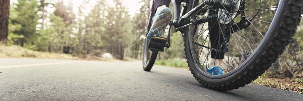 Езда на велосипеде по асфальтовой дорожке на открытом воздухе
 - Фото, изображение