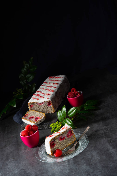 poppy seed cake with raspberries and grated coconut - Fotoğraf, Görsel