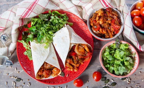 Фахитас с курицей, мексиканская кухня, текс-мекс кухня
 - Фото, изображение