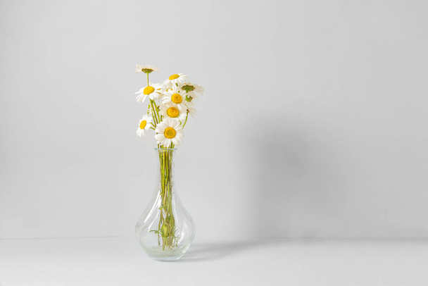 Bouquet of daisies in a glass vase - Foto, Imagem