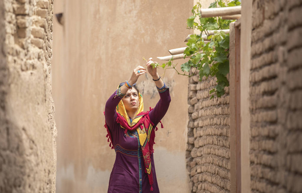 mladá krásná íránská dáma na ulicích staré vesnice v Íránu - Fotografie, Obrázek