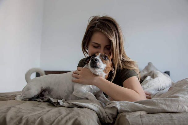 Жінка з собакою в ліжку
  - Фото, зображення