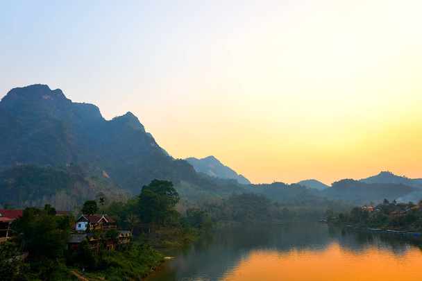 Maison au bord de la rivière, Coucher de soleil sur la rivière Nam Ou à Nong Khiaw, Laos
 - Photo, image