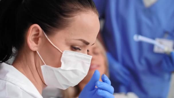 Γυναίκα οδοντίατρος στη δουλειά στο οδοντιατρείο - Πλάνα, βίντεο