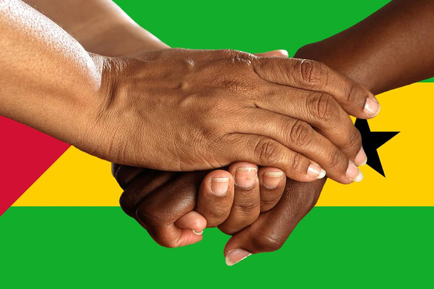 Bandera de Santo Tomé y Príncipe, integración de un grupo multicultural de jóvenes
 - Foto, Imagen