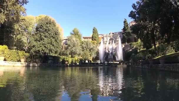 Vooraanzicht van de grote fontein in tivoli, Italië - Video