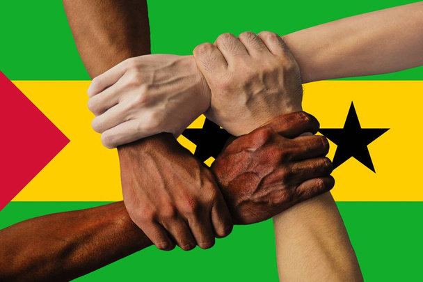 Flaga Sao Tome i Principe, intergracja wielokulturowej grupy młodych ludzi - Zdjęcie, obraz
