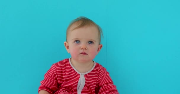 Tatlı bebek görüntüsü, çocuğun yakın çekim portresi - Video, Çekim