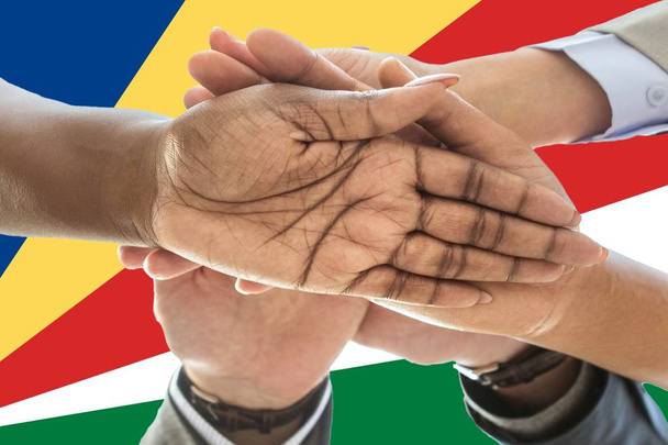 Bandiera delle Seychelles, integrazione di un gruppo multiculturale di giovani
 - Foto, immagini
