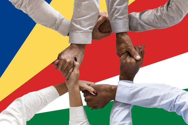 Флаг Сейшельских островов, межкультурная группа молодых людей
 - Фото, изображение