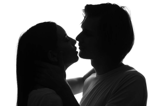 Sziluettje fiatal pár, fehér háttér - Fotó, kép