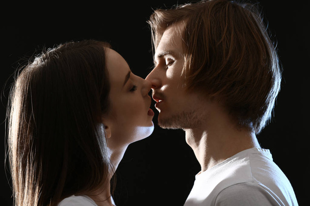 Bacio giovane coppia su sfondo scuro
 - Foto, immagini