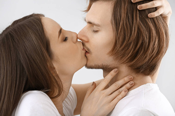 Bacio giovane coppia su sfondo chiaro
 - Foto, immagini