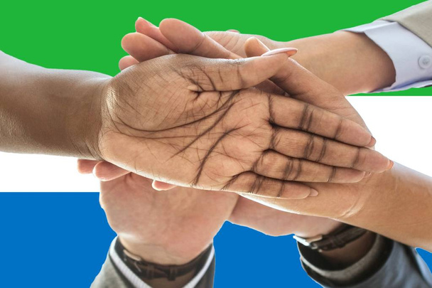 Flagge Sierra Leones, Integration einer multikulturellen Gruppe junger Menschen - Foto, Bild
