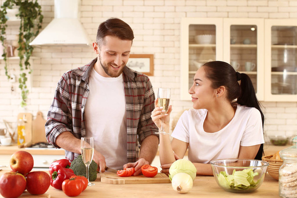 Schönes junges Paar kocht gemeinsam in Küche - Foto, Bild