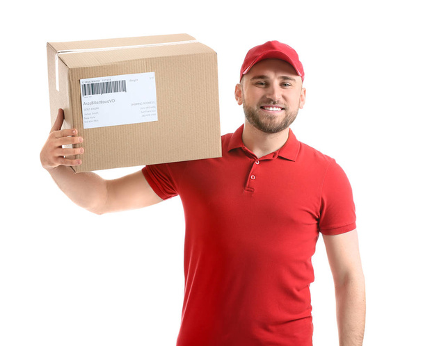 Knappe delivery man met vak op witte achtergrond - Foto, afbeelding