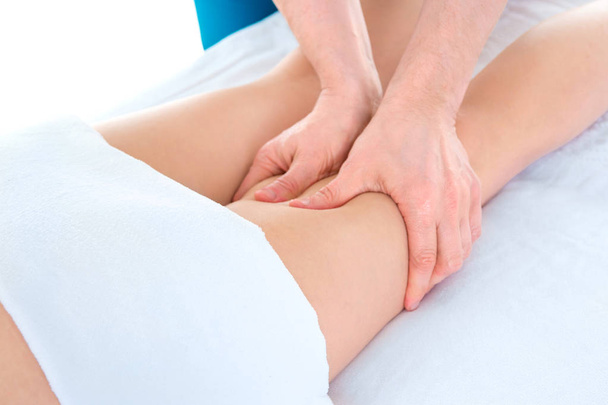 Mężczyzna masażysta masaże kobiece nogi w masażu - Zdjęcie, obraz