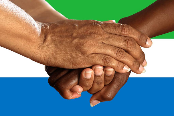 Vlag van Sierra Leone, intergratie van een multiculturele groep jongeren - Foto, afbeelding