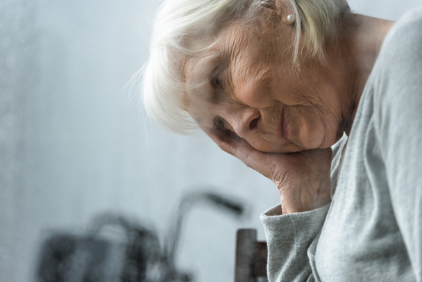 triste femme âgée avec les cheveux gris regardant loin
 - Photo, image