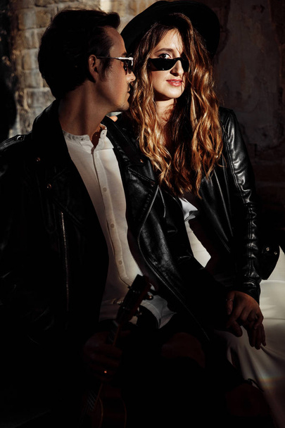 Kaunis nuori pari poseeraa pimeydessä
 - Valokuva, kuva
