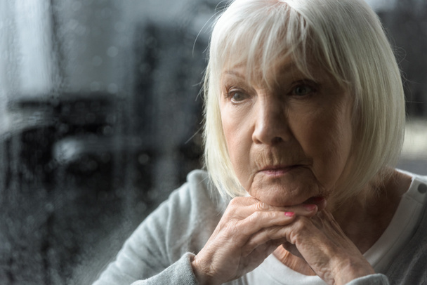 szomorú idős nő, szürke hajú látszó el - Fotó, kép