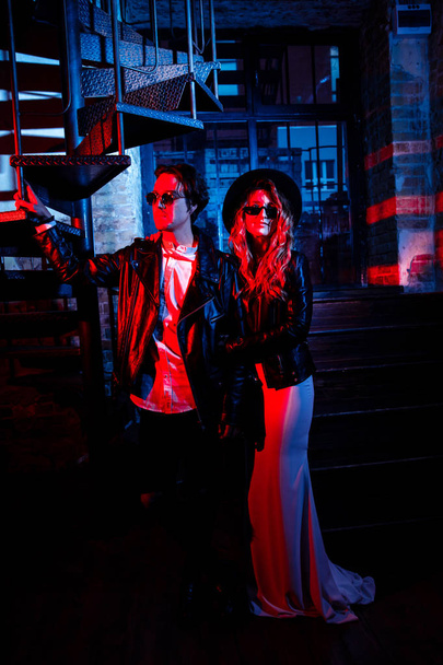 Beautiful young couple  posing in darkness - Valokuva, kuva