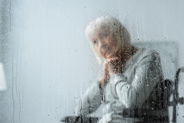 enfoque selectivo de la mujer mayor discapacitada pensativa con pelo gris
 - Foto, Imagen