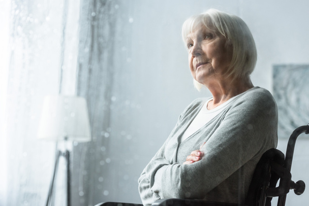 foco seletivo da mulher idosa com deficiência pensiva com cabelos grisalhos
 - Foto, Imagem