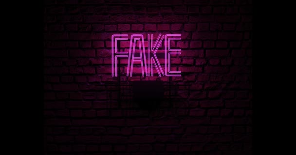 Neonové znamení, které v noci uvádí falešné zprávy v růžové barvě na červené cihlové stěně. Vykreslení videa. - Záběry, video